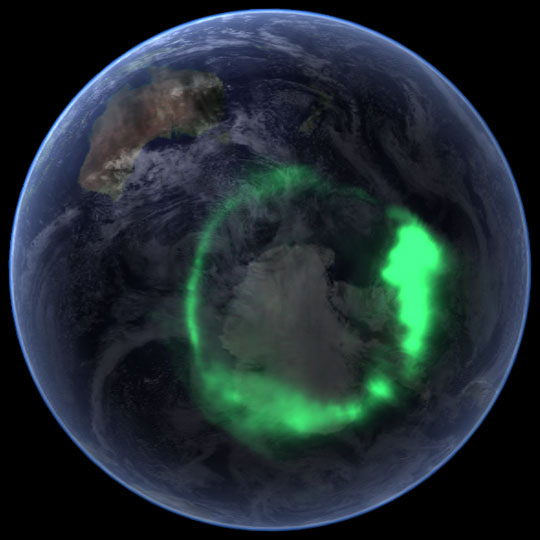 Полярное сияние над Антарктидой, вызванное вспышкой на Солнце.