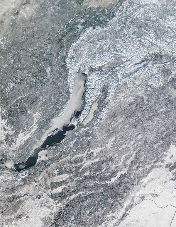 Озеро Байкал. 11 декабря 2003 года. КА Terra.