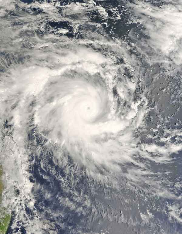 Циклон Bondo. 20 декабря 2006 года. Сейшельские острова. Снимок с КА Terra.