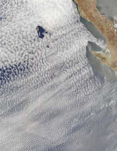 Облака над островом Гуадалупе (Мексика) 03 июня 2002 года.