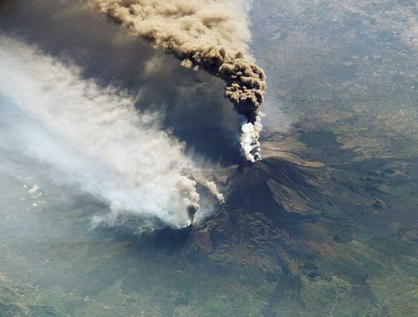 Извержение вулкана Этна. Снимок сделан с МКС