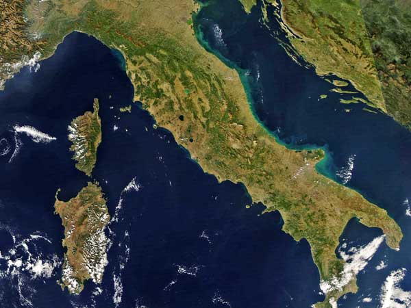 Италия. Взгляд из космоса. Снимок сделан с КА Aqua 25 ноября 2007 года.
