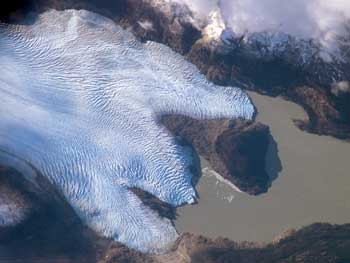 Чили. Серый ледник. Серое озеро.