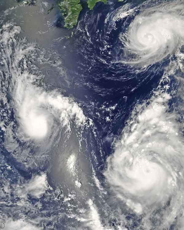 Тайфуны Maria (справа вверху), Bopha  (слева), Saomai (справа внизу).
