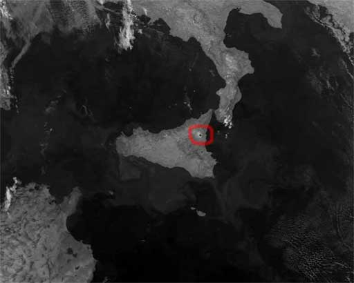 Пар подымается над вулканом Этна.
