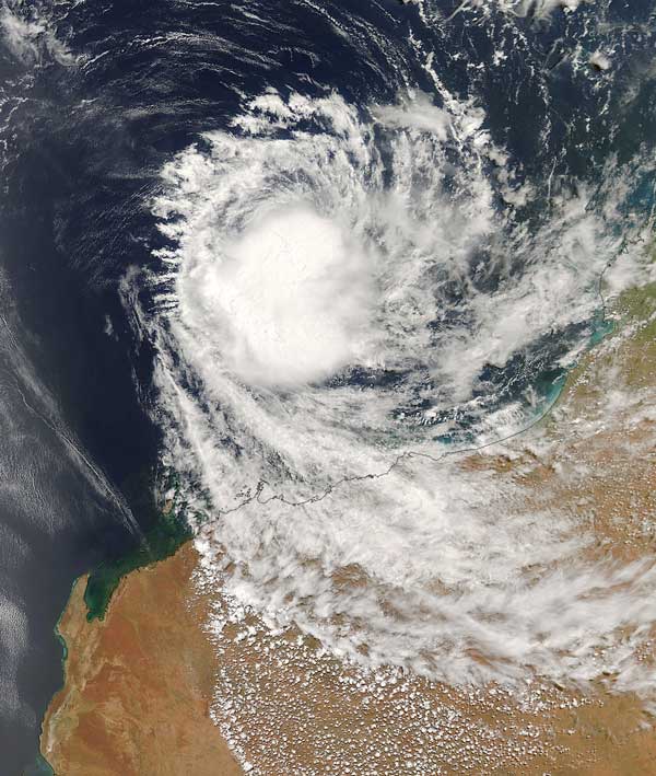 Тропический циклон Ophelia.